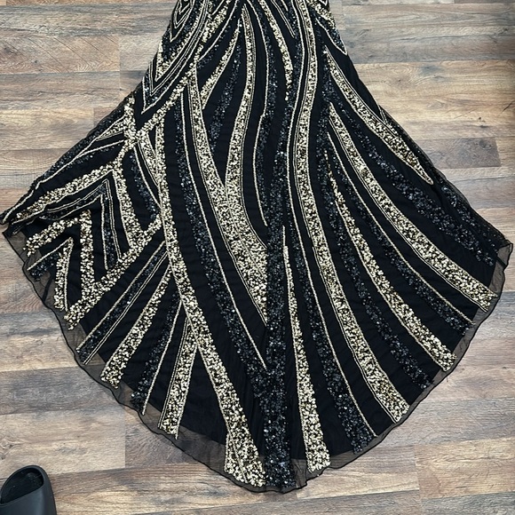 Ashley Lauren 11236 size 6 V Neck Slit Beaded Sequin Prom Dress Pageant Gown - Picture 11 of 15